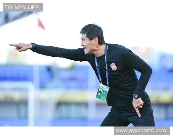 国足专注体能训练邵佳一持续考察队员状态与表现 国足专注体能训练邵佳一持续考察队员状态与表现