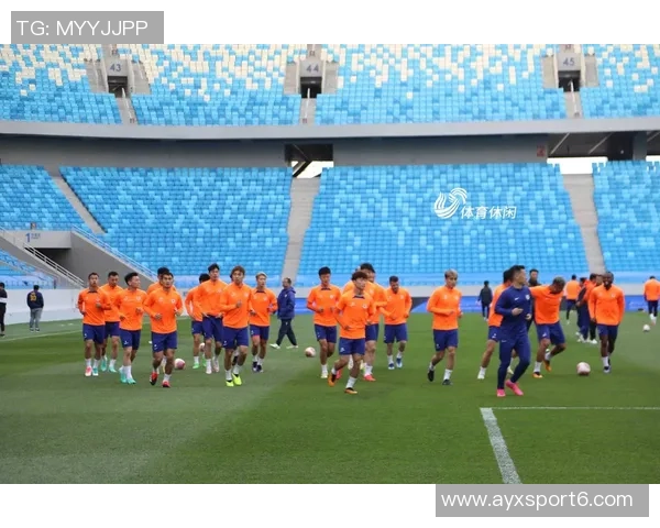 山东泰山队在武汉体育中心进行赛前踩场训练为即将到来的比赛做好准备